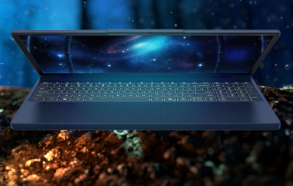 Notebook futurista e fino com tela temática de galáxia flutuando sobre uma superfície rochosa, exibindo um design moderno de notebook de alto desempenho e um conceito de tecnologia avançada em um cenário cósmico azul.