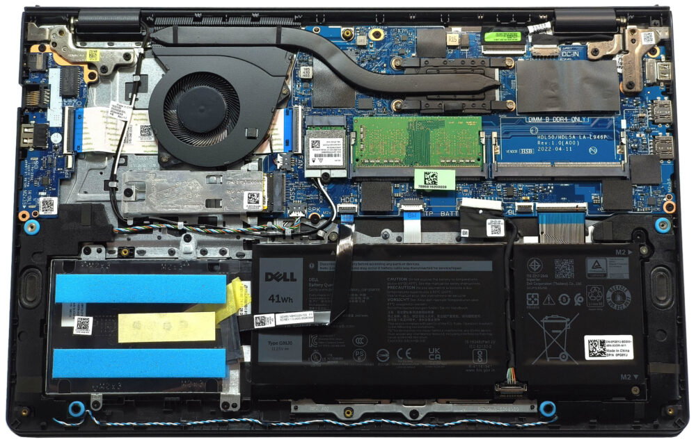 Interior do Dell Vostro 3520 após a remoção da tampa inferior.