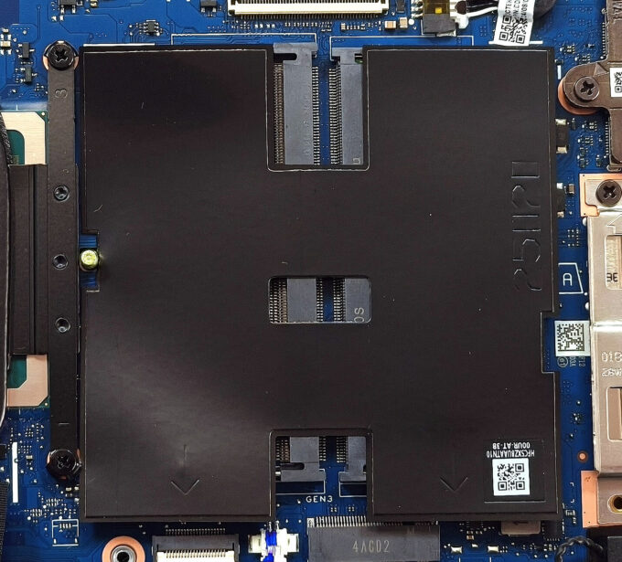 Proteção térmica de Mylar sobre os dois slots SODIMM
