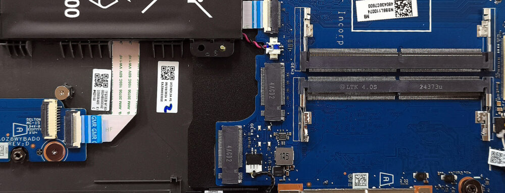 Dois slots SODIMM DDR5 após a remoção da proteção térmica