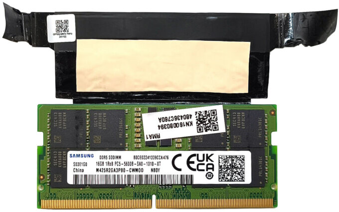Módulo de memória SODIMM DDR5 instalado em um dos slots