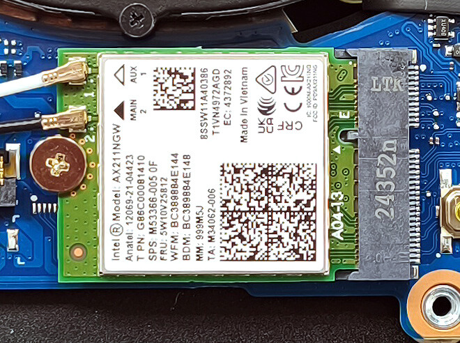 Placa Wi-Fi 6E substituível instalada sob a ventoinha