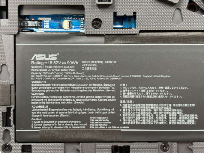 ASUS ROG Strix G16: abertura, upgrades e análise 13 Bateria interna de 90 Wh fixada à estrutura intermediária