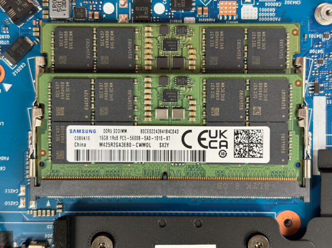 ASUS ROG Strix G16: abertura, upgrades e análise 14 Dois módulos DDR5 SODIMM instalados nos slots de memória