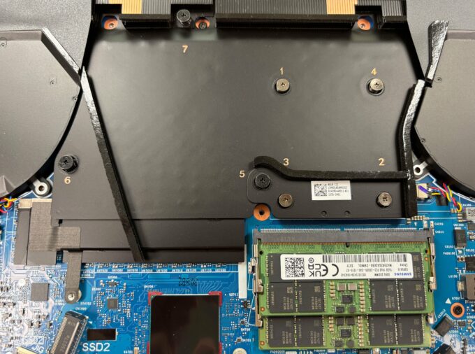 ASUS ROG Strix G16: abertura, upgrades e análise 18 Câmara de vapor, dissipadores e três ventoinhas do sistema térmico